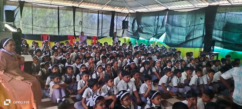 പ്രമാണം:44443 filmshow2.jpg