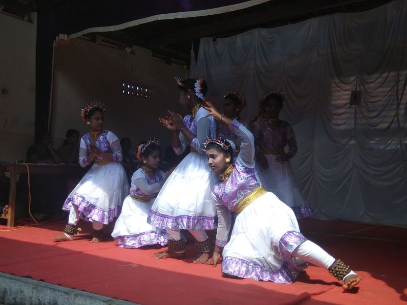 പ്രമാണം:Pgroup dance.jpeg