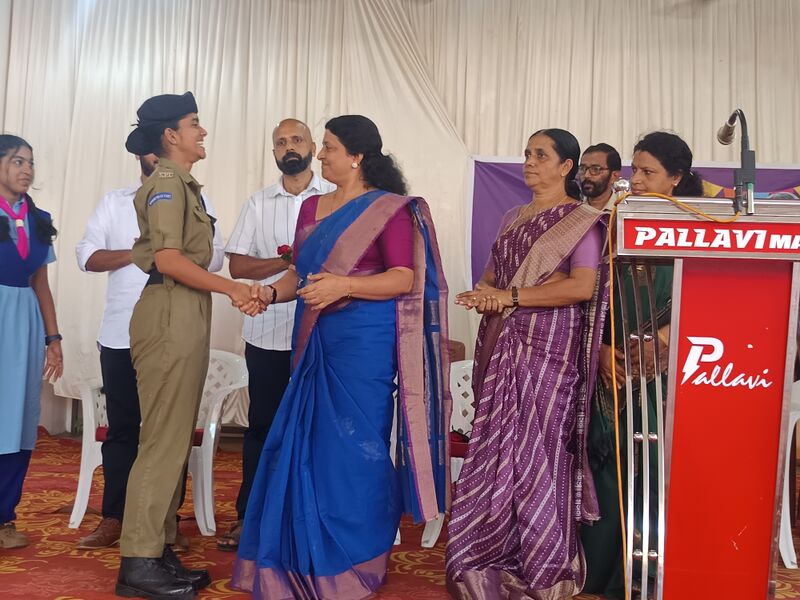 പ്രമാണം:13092 honour to Sreenanda.jpg