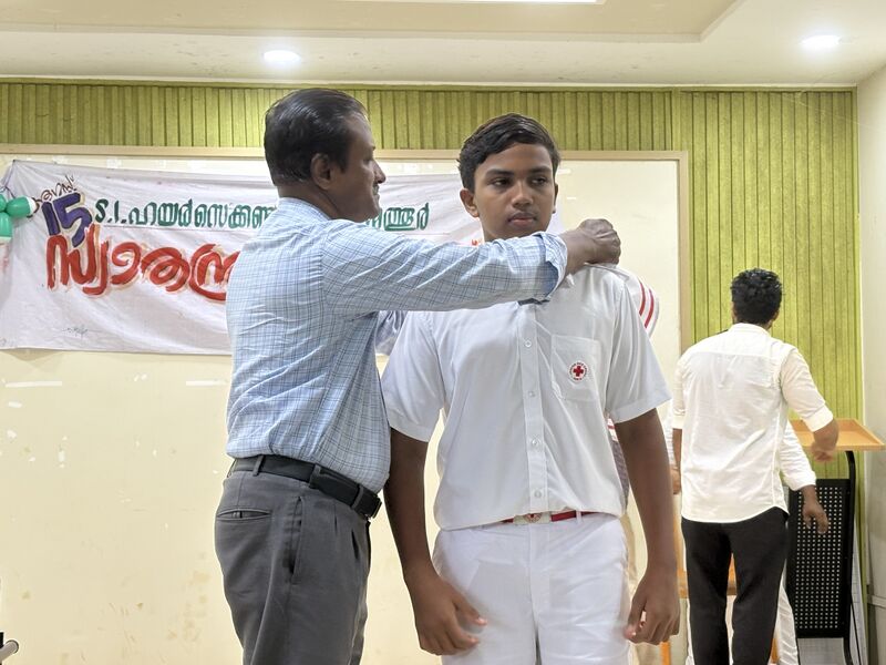 പ്രമാണം:16042 jrc scarf aniyikkal 1.jpeg