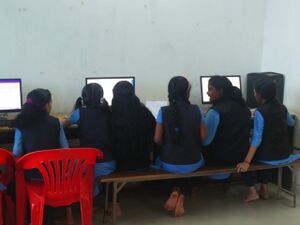 17541-students @IT Lab.jpg
