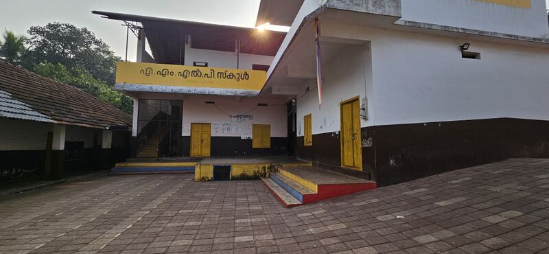 പ്രമാണം:18317 main-building.jpg