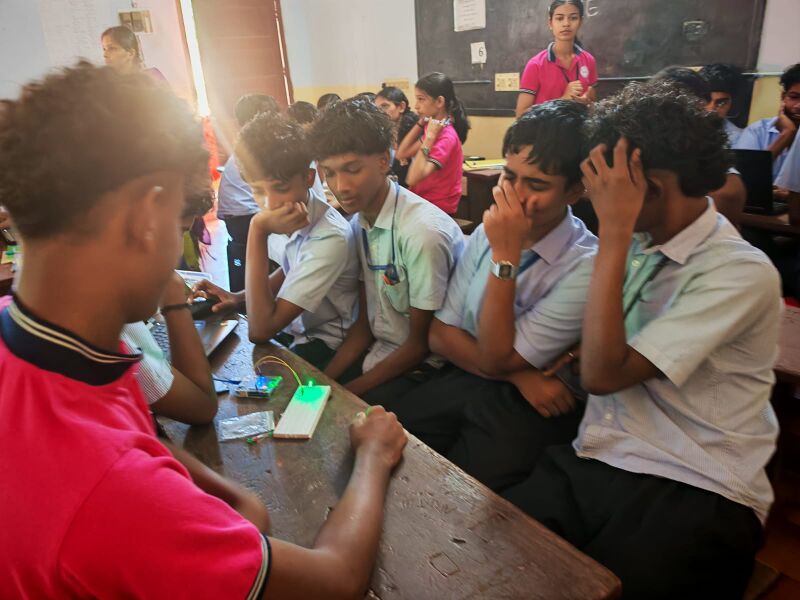 പ്രമാണം:45027 robotic training4.jpg