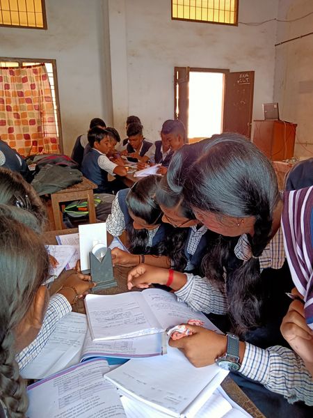 പ്രമാണം:Optics Lab girls.jpg