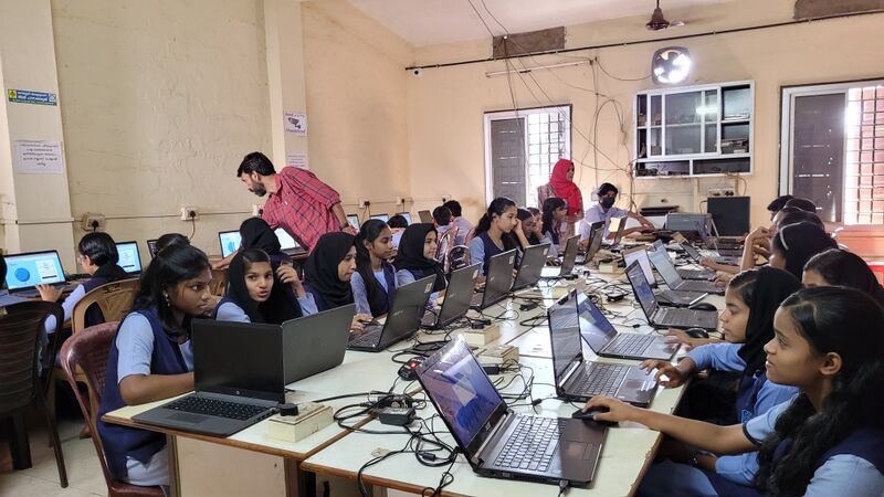 പ്രമാണം:20015 high tech lab.jpg