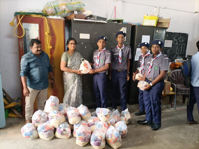 പ്രമാണം:21060-scout kit 1.jpg