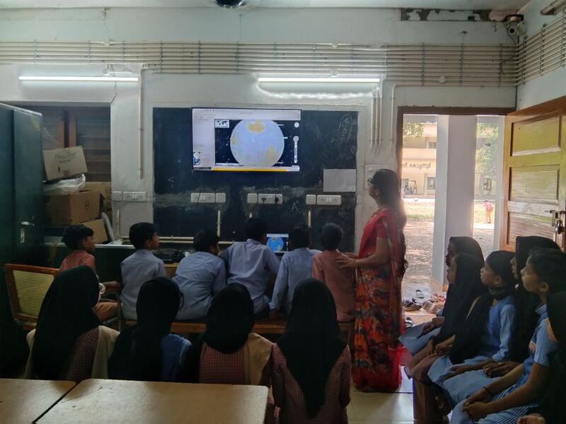 പ്രമാണം:24026 HITECH CLASSROOM.jpg