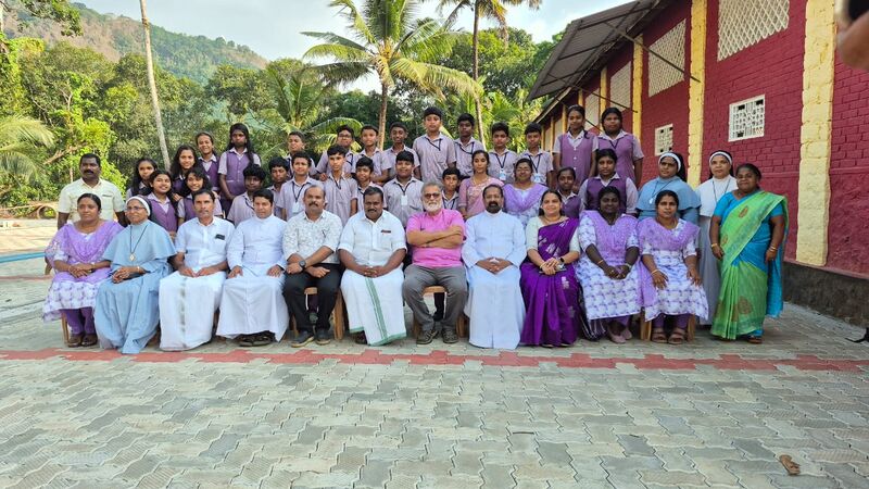 പ്രമാണം:32243-Thushar Gandhi-School.jpg