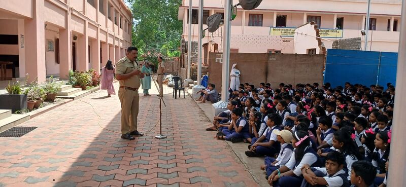 പ്രമാണം:34250-against drugs awareness class.jpg