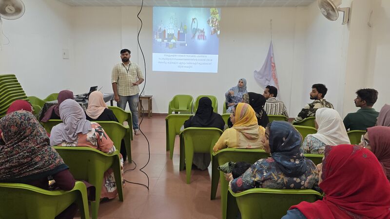 പ്രമാണം:Kite parents.jpg