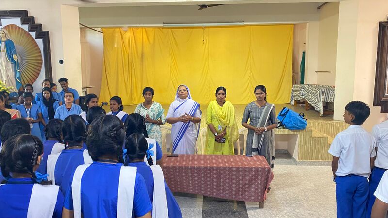 പ്രമാണം:Lahari teens (1).jpg