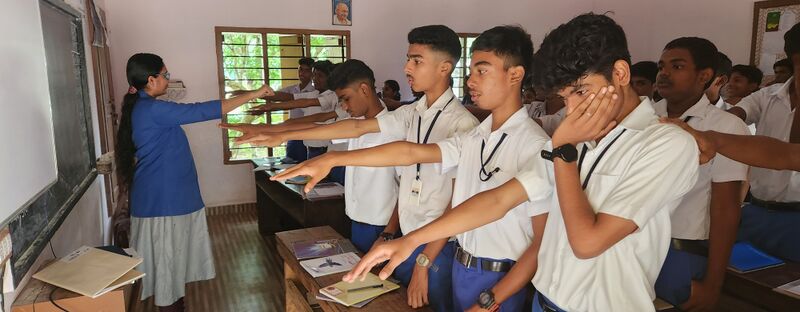 പ്രമാണം:Pledge cleaning 35052 232.jpg