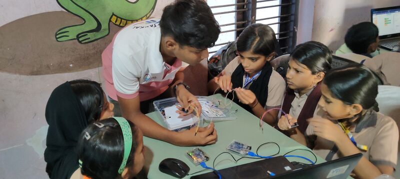 പ്രമാണം:18032-CODE KIDS2.jpg