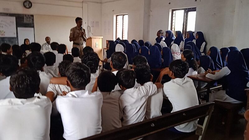 പ്രമാണം:19008 antidrug discussion.jpeg