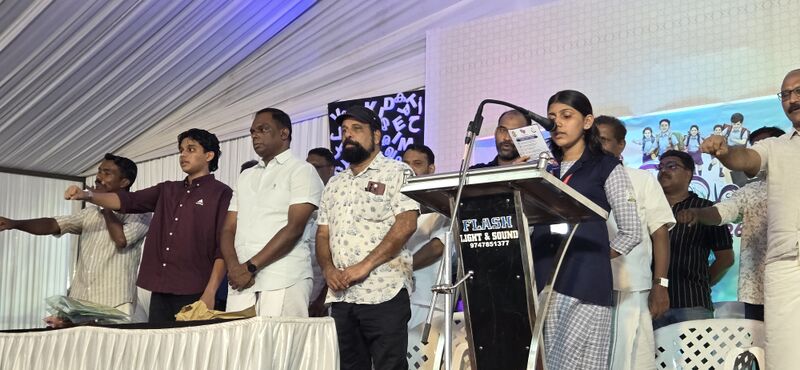 പ്രമാണം:19868-School opening ceremony-2026-pledge.jpg