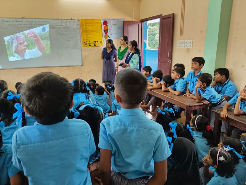 പ്രമാണം:23223-Hitech class2.jpg