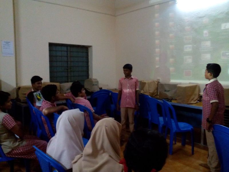 പ്രമാണം:IT leaders teaching.jpg