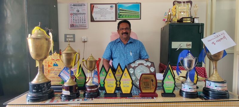 പ്രമാണം:15051 with trophy.jpg