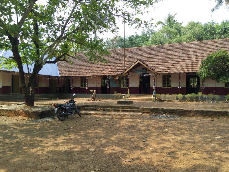 പ്രമാണം:23518 school photo.jpg