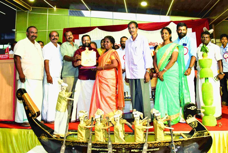 പ്രമാണം:44041 100meni.jpg