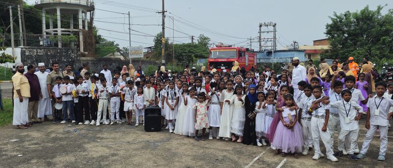 പ്രമാണം:44223 shishu with team 25.jpg