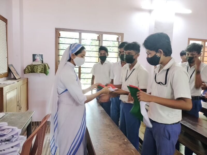 പ്രമാണം:Flag distribution 35052 22 (2).jpeg