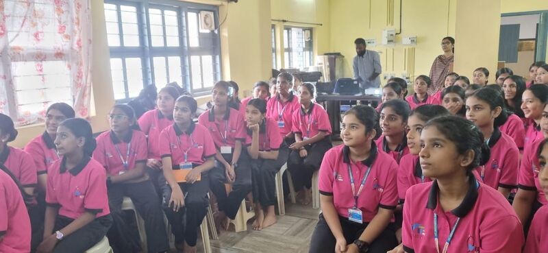 പ്രമാണം:17014.schoolcamp.class.jpg