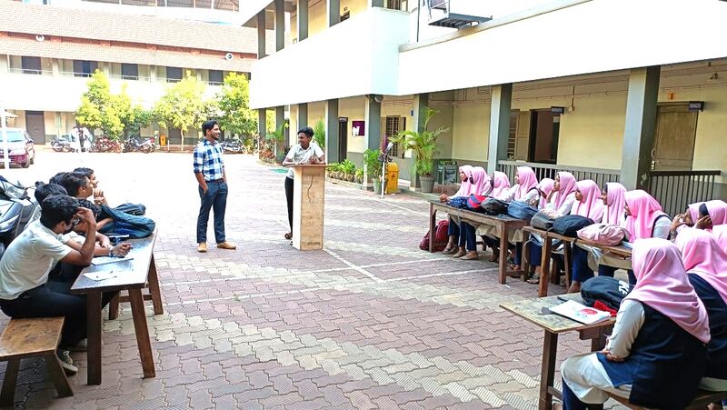 പ്രമാണം:19009 spoken english class 2.jpg