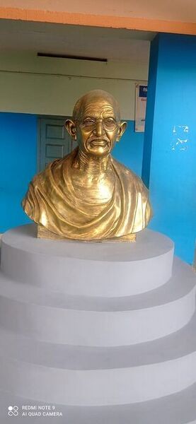 പ്രമാണം:42071 school Gandhiji statue.jpeg