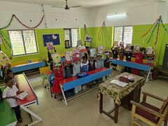 സമ്മാന പൊതികളുമായി