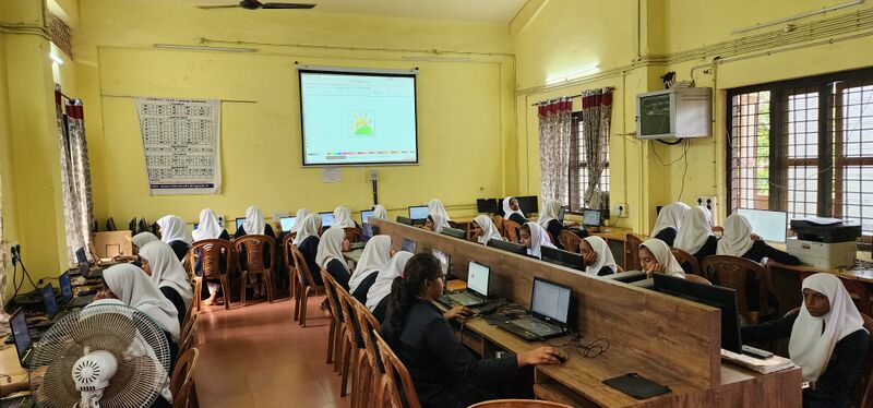 പ്രമാണം:47087 IT LAB HS.jpg