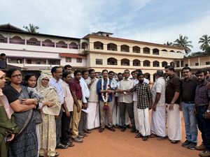 16042 adhyapaka awardjetavinu sweekaranam.jpg