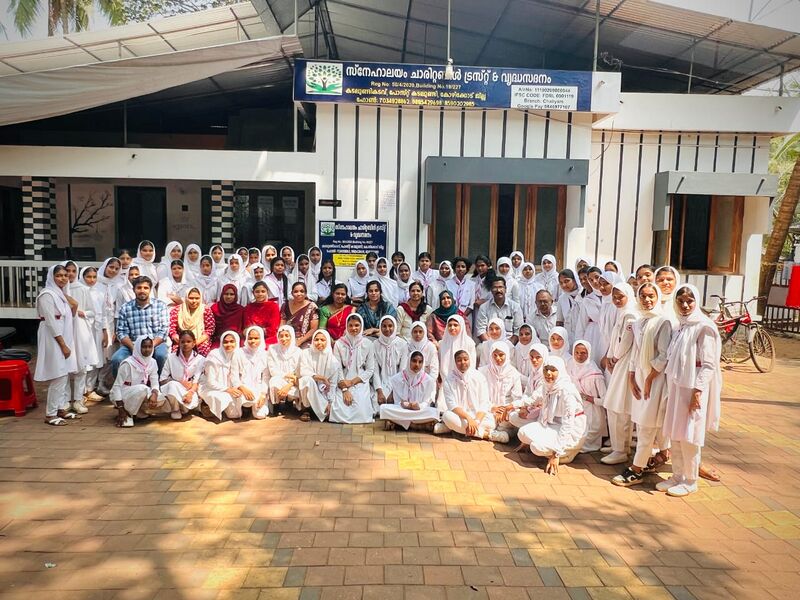 പ്രമാണം:19009-JRC TEAM AT SNEHALAYAM ,KADALUNDIKKADAVU.jpg