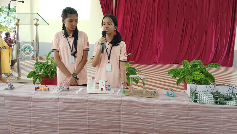 പ്രമാണം:23008-Little Kites 15.jpg