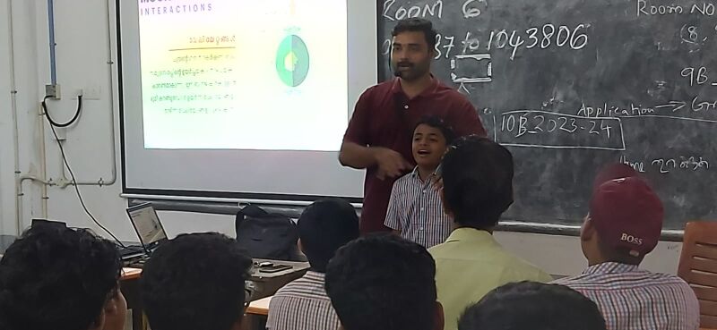 പ്രമാണം:24038 projector.jpeg