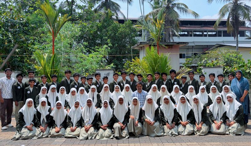 പ്രമാണം:47099 LK Group Image.jpg.jpg