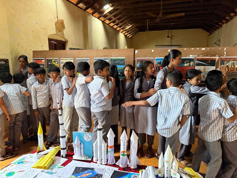 പ്രമാണം:12070 chandradinam 1.jpg