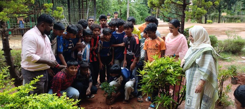 പ്രമാണം:15062 planting tree.jpg