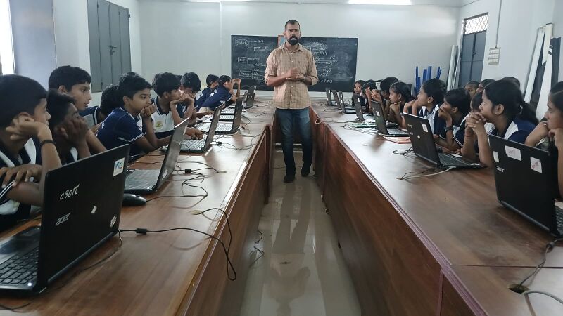 പ്രമാണം:21060 khs kite expert class3.jpg