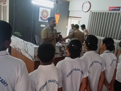 CPO രജ്ഞിത്ത് സ്റ്റേഷനിൽ ഉളള വിവിധ ആയുധങ്ങൾ കേഡറ്റുകൾക്ക് പരിചയപ്പെടുത്തുന്നു