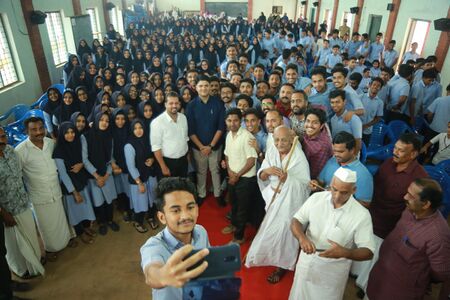 ആസ്പയർ വിദ്യാർത്ഥികൾ മുൻ മലപ്പുറം ജില്ലാ കളക്ടർ ജാഫർ മാലിക്  ഐ.എ.എസിനോടൊപ്പം