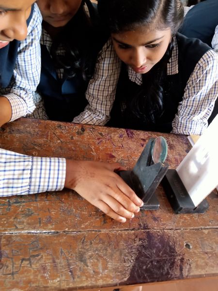 പ്രമാണം:Optics Lab5.jpg