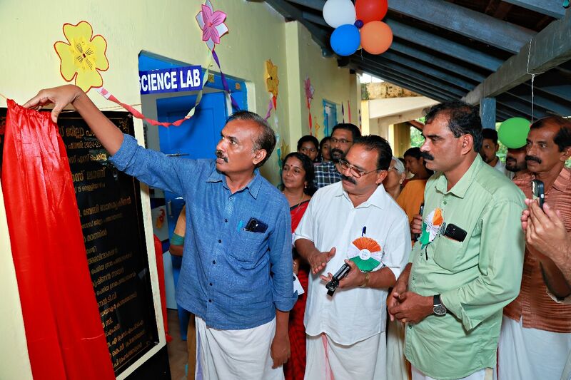 പ്രമാണം:12009 sciencelab1.jpg