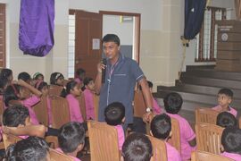 എഡ്‌വിന്റെ സെമിനാറിൽ ശ്രദ്ധിക്കുന്ന കുട്ടികൾ