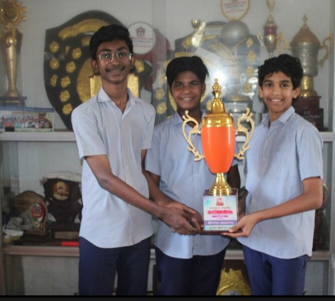 പ്രമാണം:11053 HSTROPHY.jpg