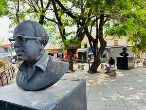 19556 Kavimuttam Statue.jpeg