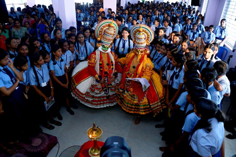 പ്രമാണം:26084 2025-26 kathakali with children.jpg