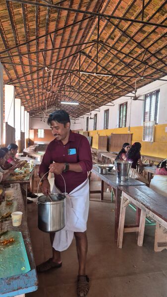 പ്രമാണം:42050 onam 25 2.jpg