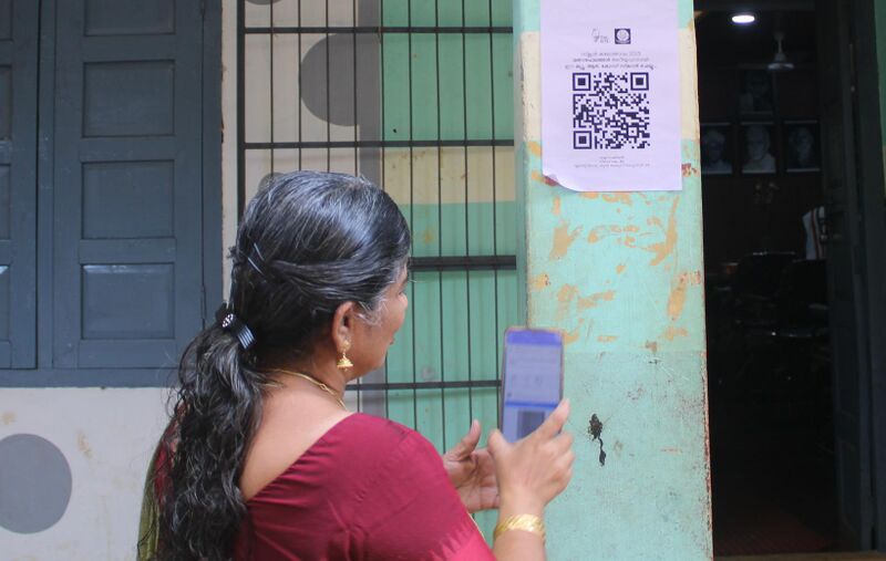 പ്രമാണം:QR hm scanning 19040.jpg