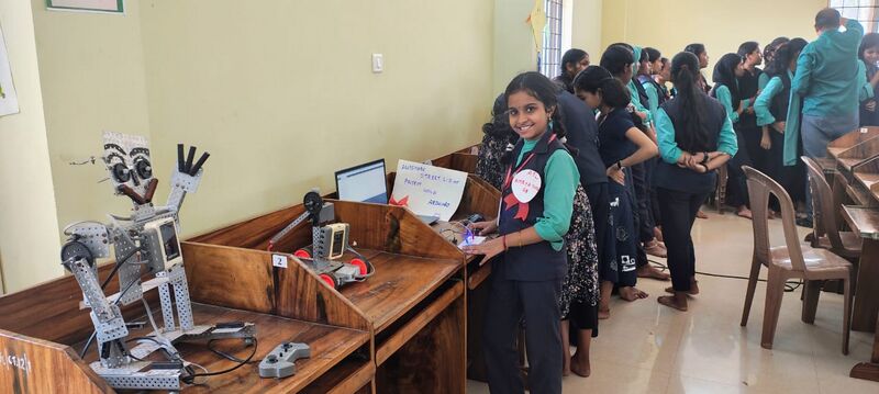 പ്രമാണം:ROBOTIC FEST05.jpg